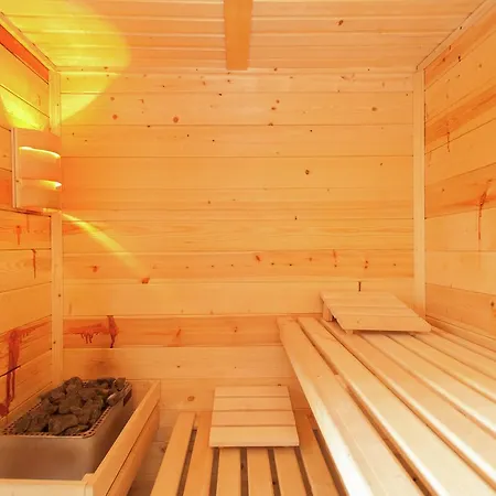 Spacious Holiday Home In Bredevoort With Sauna אלטן